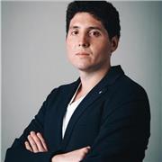 Licenciado en derecho preparando a personas en sus exámenes de grado, con material y programación
